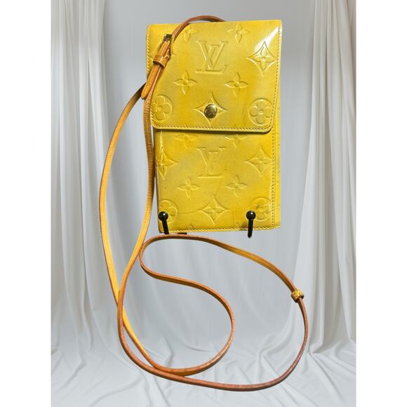 LOUIS VUITTON Monogram Vernis Walker
Wallet Yellow - Picture 1 of 12